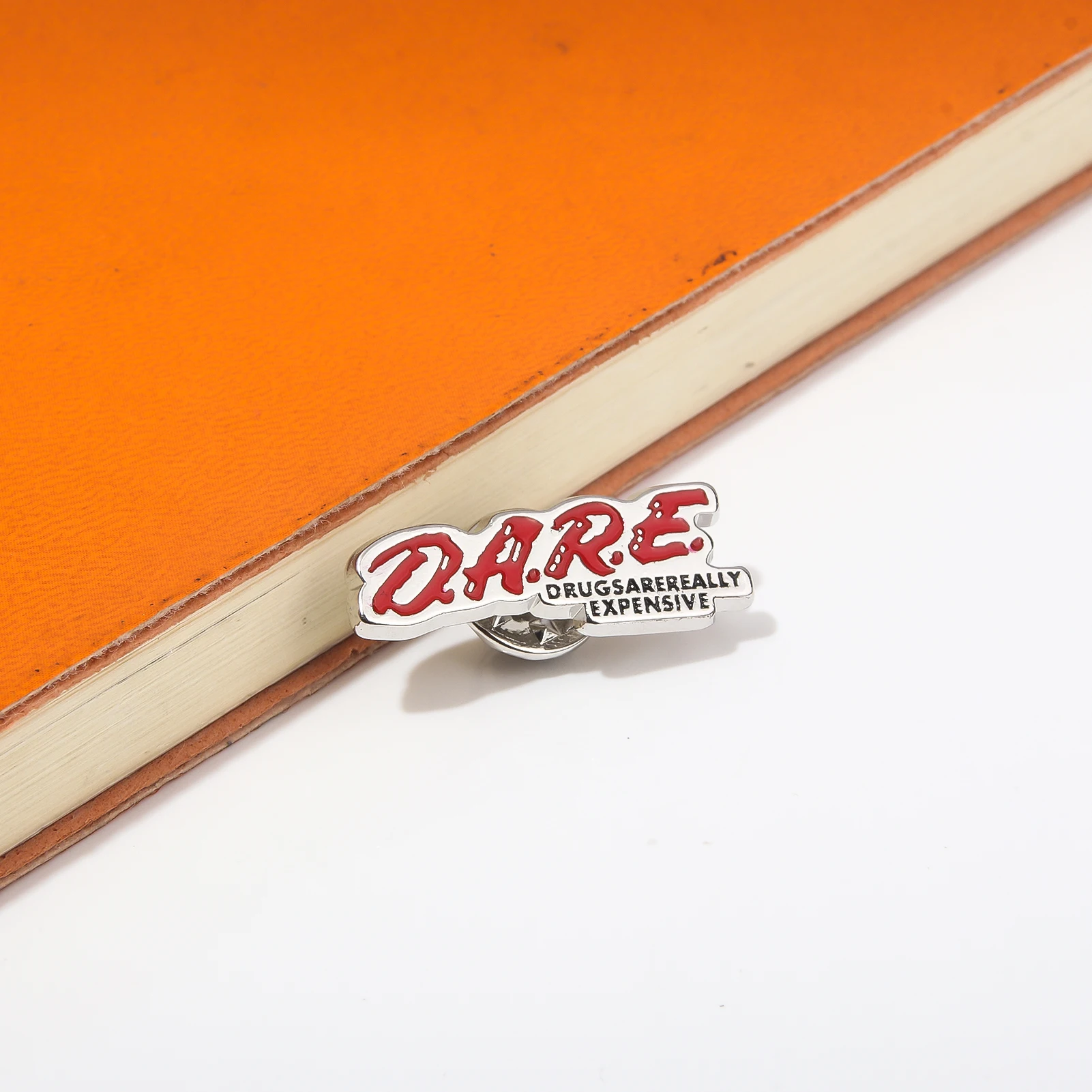 Red DARE D.A.R.E. Las drogas son realmente caras, alfileres de esmalte, broche de insignia educativa de resistencia de abuso, bolso de solapa, joyería