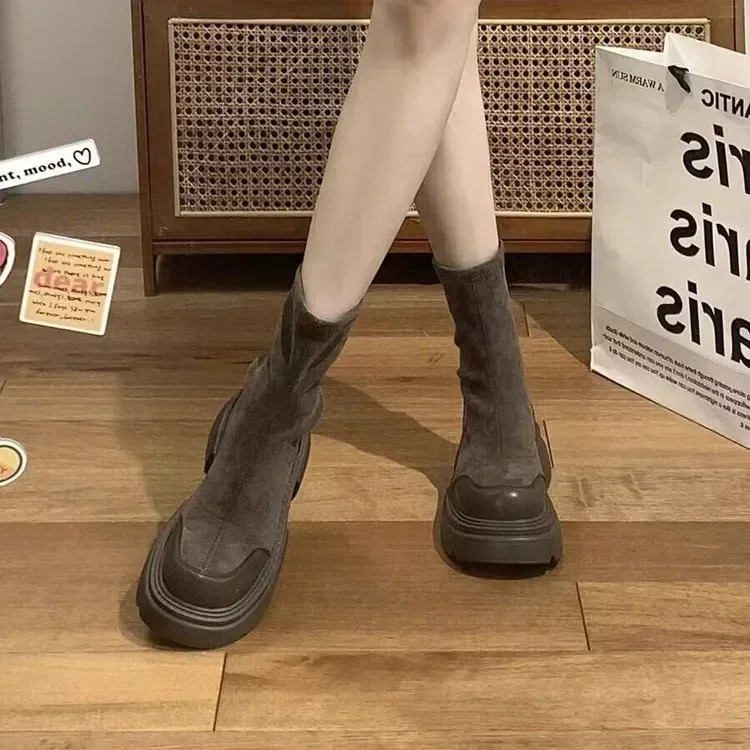 Zimowe platformy damskie krรณtkie buty modne zamszowe wsuwane botki damskie eleganckie odkryte botki z grubym dnem kobiece 2024