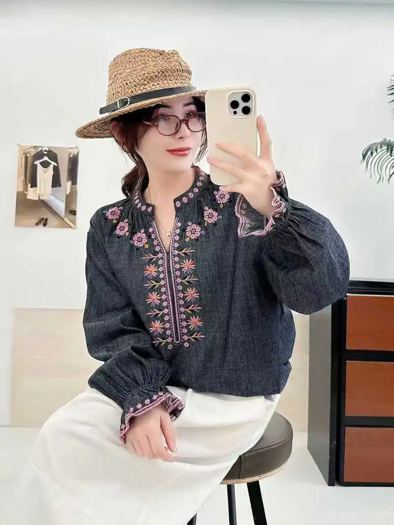 เสื้อเชิ้ตเดนิมแขนยาวฤดูหนาวปี 2025 ใหม่ ผู้หญิง คอวี ปักลายเรขาคณิต สไตล์โมริเกิร์ล วินเทจ ลายชนเผ่า ทรงหลวม รุ่น T5N552CC