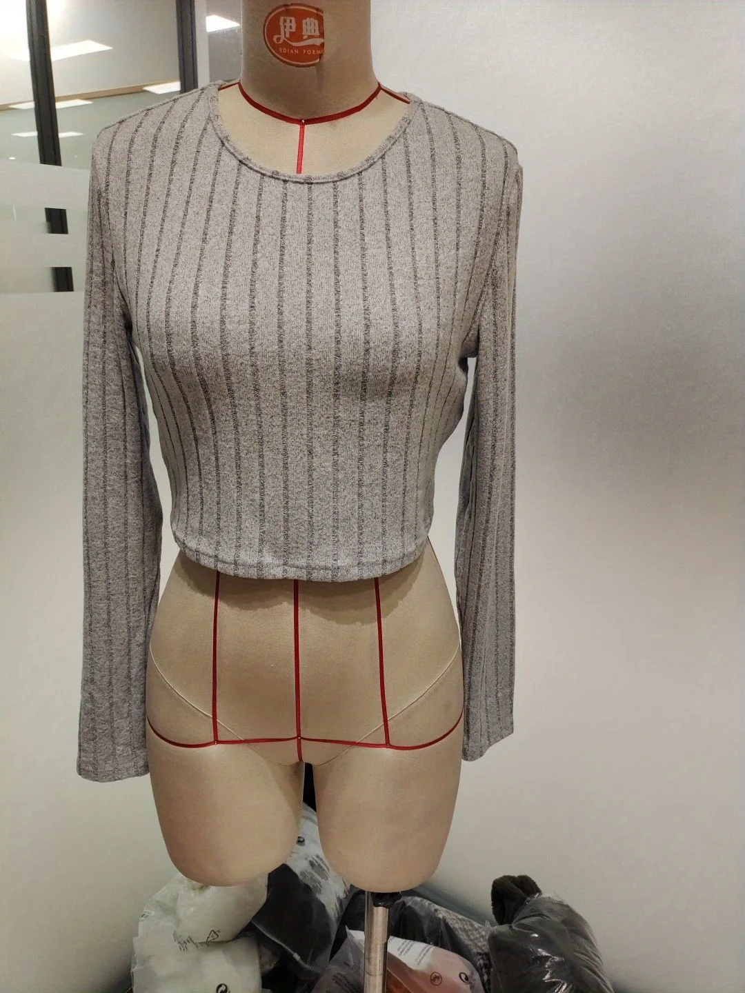 Gonna da donna Set da 2 pezzi Top corto Gonne divise Ensemble Colletto tondo T-shirt Abiti slim Office Lady Autunno 2025