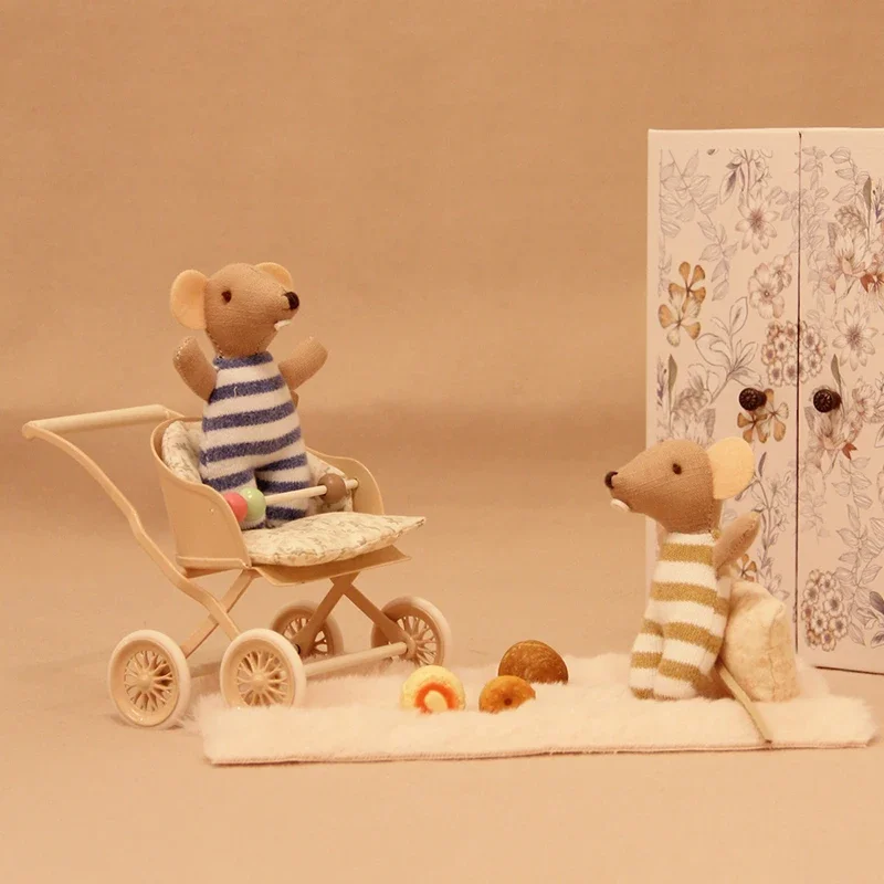 Carro de bebê em miniatura em escala 1:12 adequado para móveis e decorações de casa de bonecas Bjd Ob11