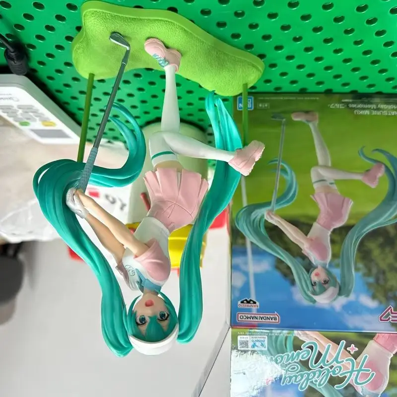 バンダイバンプレストホリデーメモリーズゴルフガール登山初音ミクpvcフィギュアモデルコレクションおもちゃギフトデスクトップ装飾品