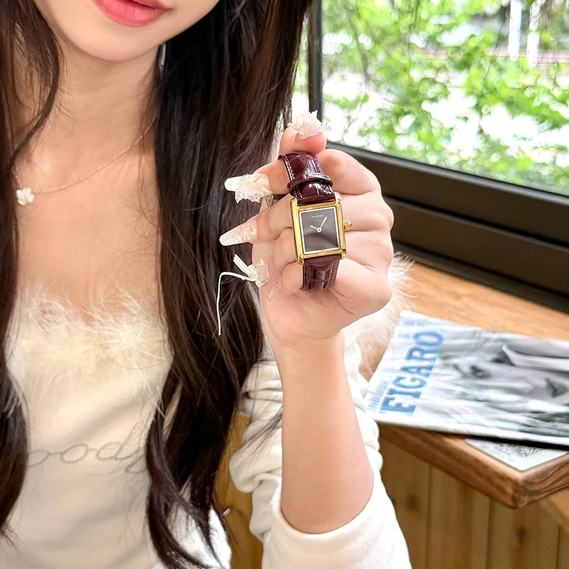 

New Stylish Korean-Style Light Luxury Minimalist Square Dial Watch For Women, A High-End, Fashionable, And Elegant Timepiece.