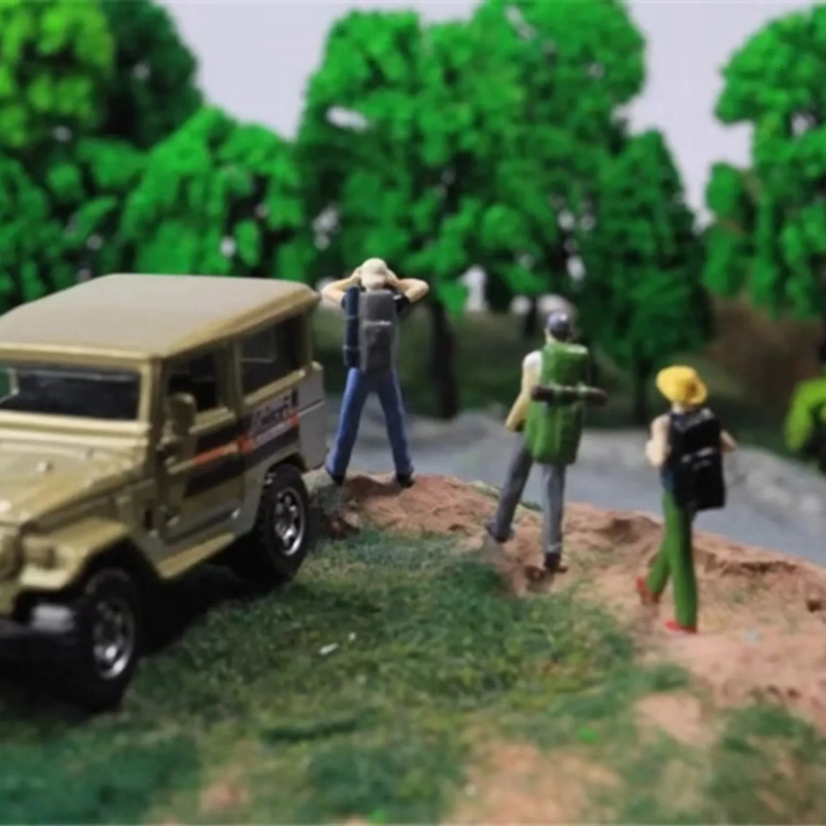 A08I Figura de resina a escala 1:64, Diorama Street Hiker, figura de personaje, traje de mochilero, marioneta en miniatura, mesa de arena para el hogar A
