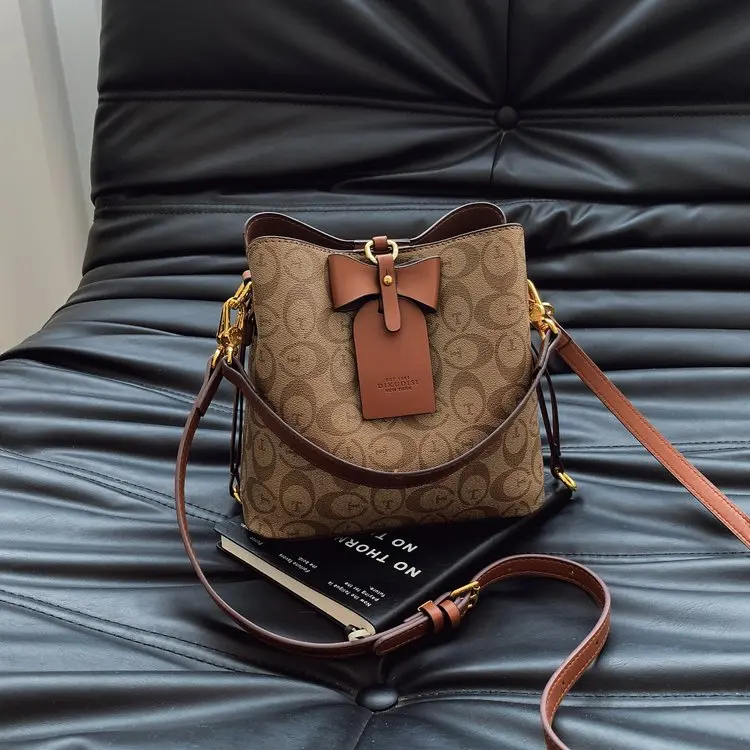 Minimalist Vintage Fashionable Letter Logo Diaper Bags For Ladies Elegant Shoulder Bag Large Capacity Luxury Tote