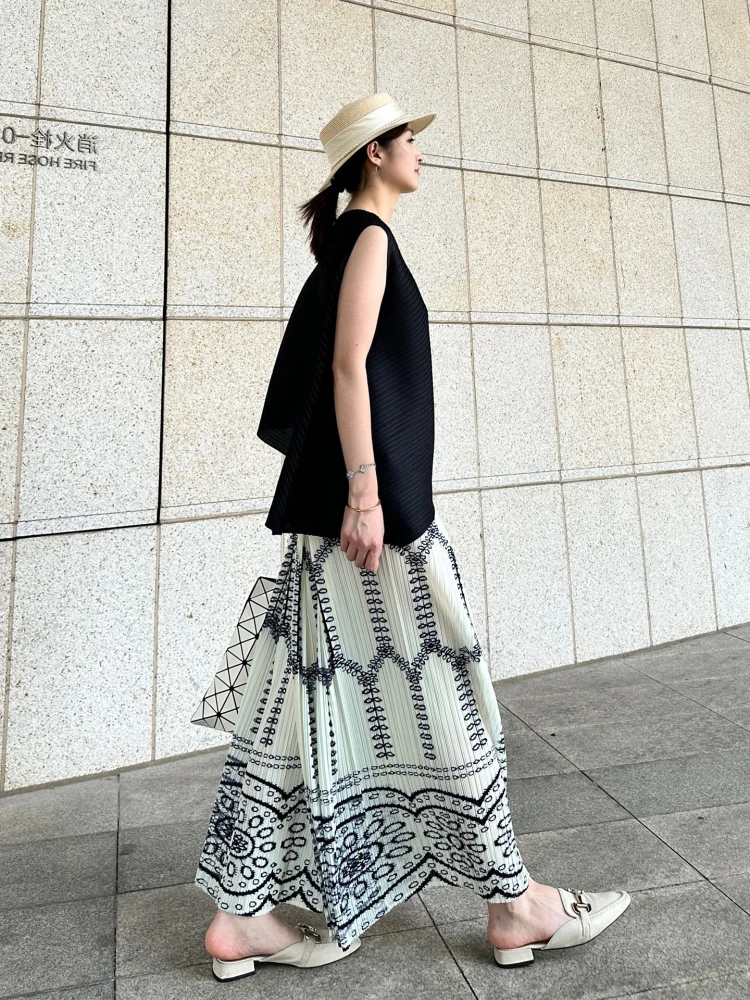 

Модный летний комплект для женщин больших размеров: повседневный топ с круглым вырезом и плиссированные брюки, уникальный дизайн.