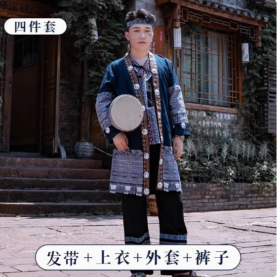 Costumi cinesi di performance etniche Zhuang e Yi per uomini dello Yunnan