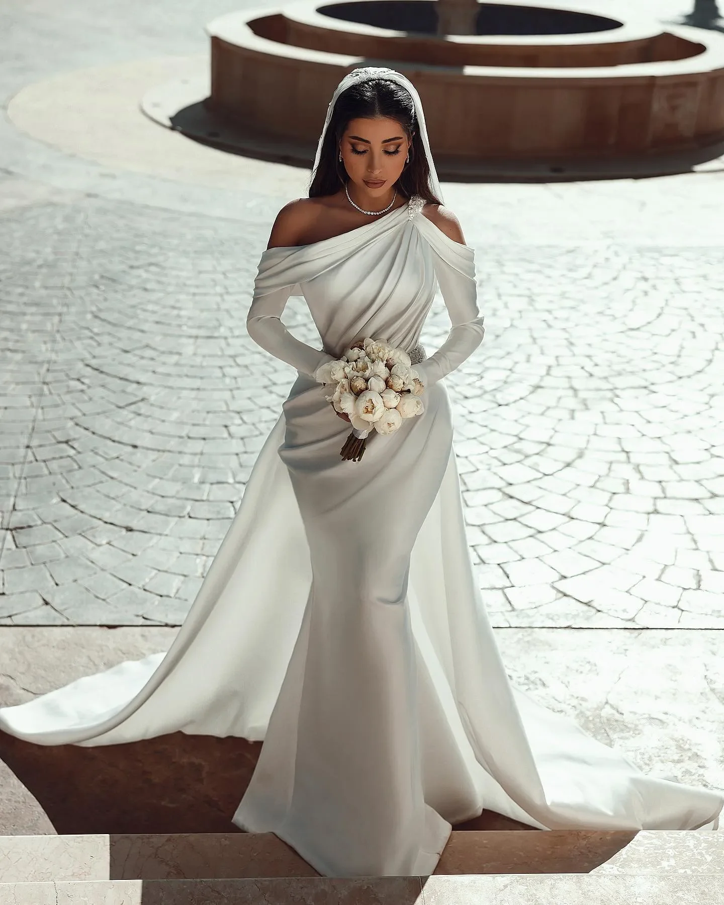 Vestido de novia elegante de sirena de satén con chaleco plisado con escote de un solo hombro vestido de novia de manga larga personalizado