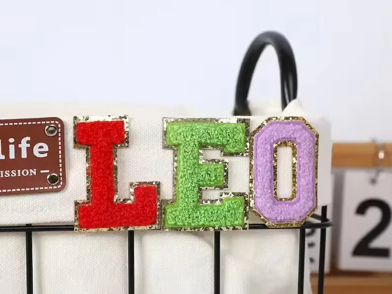 Parche de letras de chenilla de 5,5 CM, letra universitaria autoadhesiva pequeña, bolsa de cosméticos DIY, bolsa de nailon, parche bordado con adorno de brillo dorado