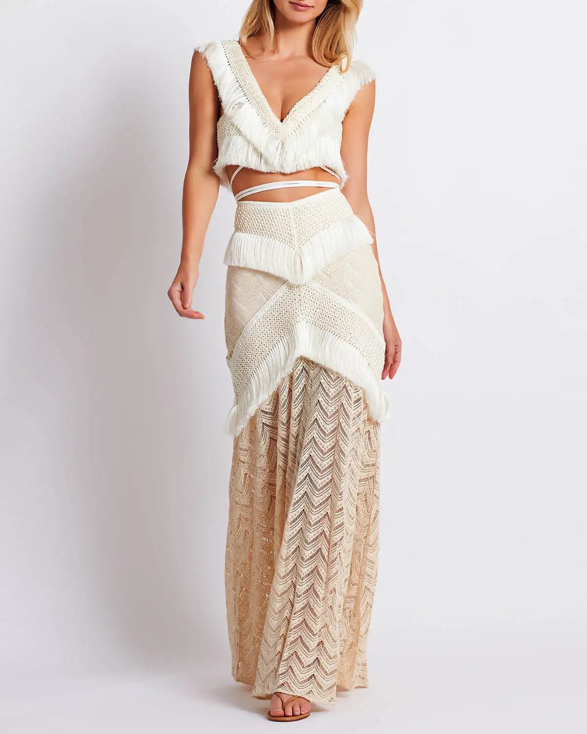 Bikini fendu à glands blancs élégants pour femmes et jupe de plage longue, col en V beige, conception à bretelles, mode de fête, 2024