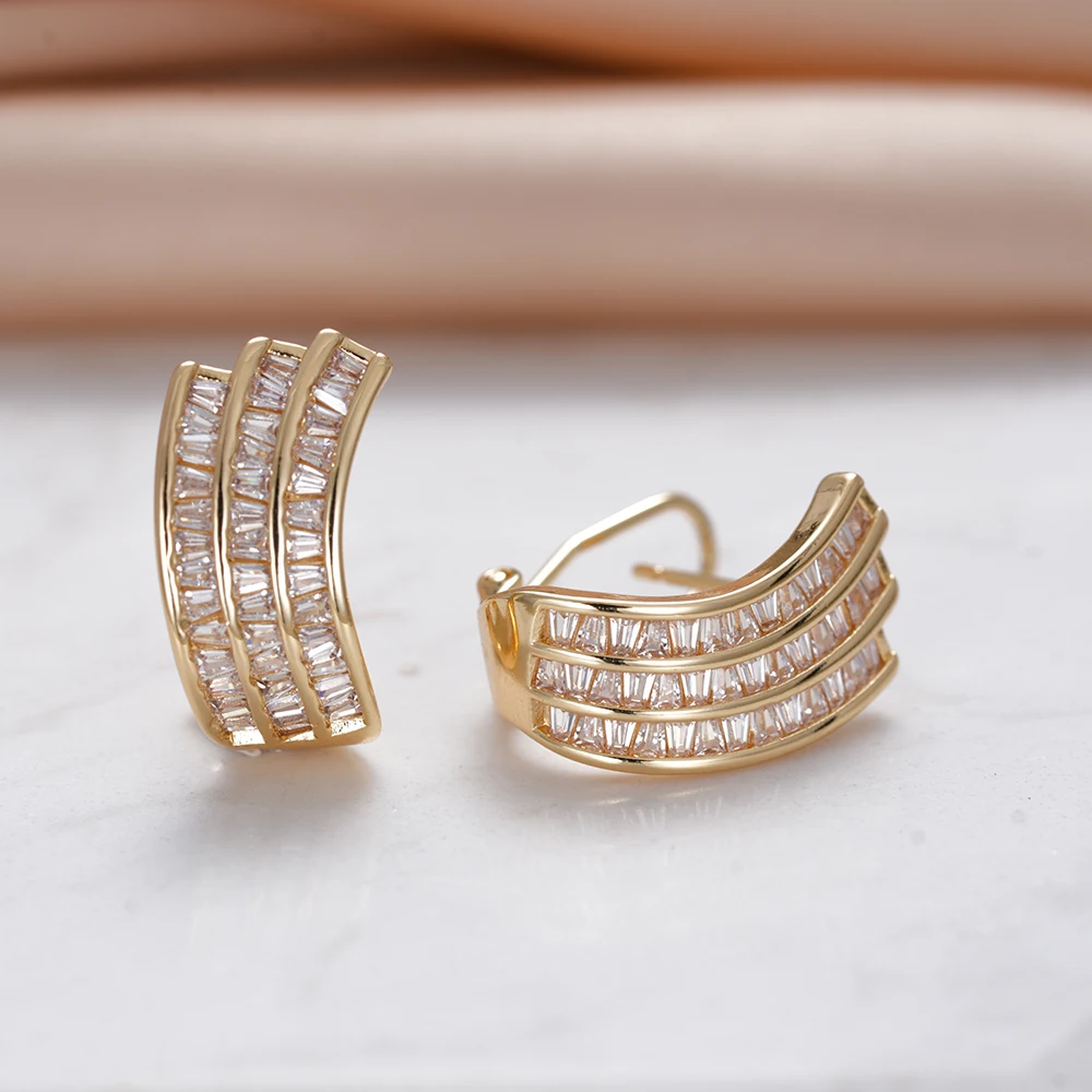 Huitan Edle Damen-Ohrstecker in Goldfarbe, voll funkelnder Zirkonia, elegante, vielseitige Accessoires für Hochzeit und Alltag, Schmuck