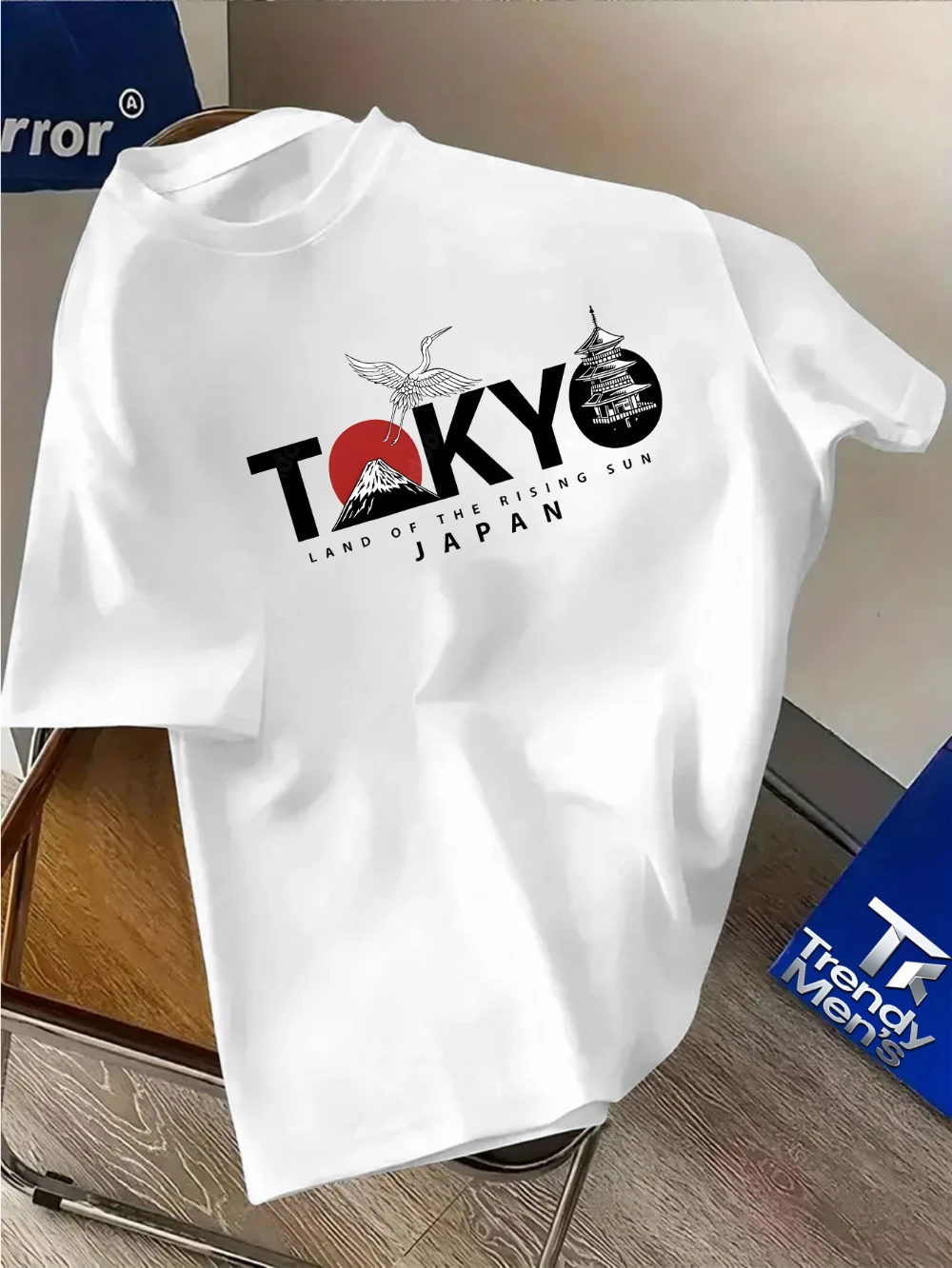 Graphic T-shirts for men, featuring a Tokyo theme with sunrise and torii gate design Pure  suitable for couples in all seasons
