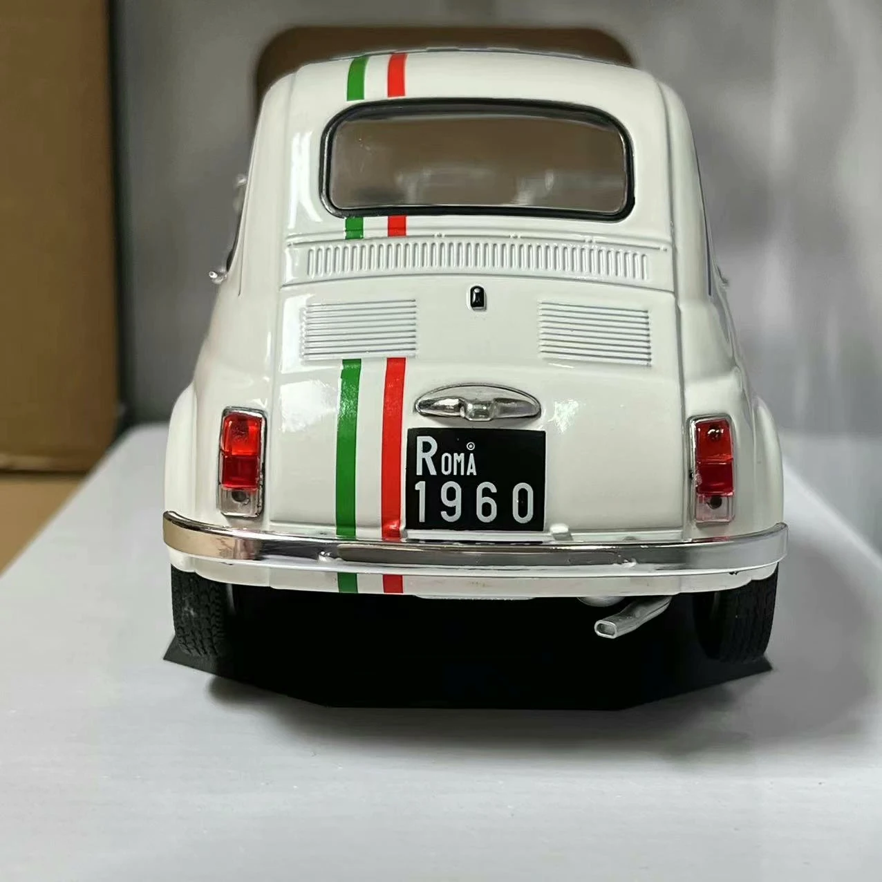 Flaws Diecast SOLIDO 1/18 Scale FIAT 500L Alloy Car Model view 5