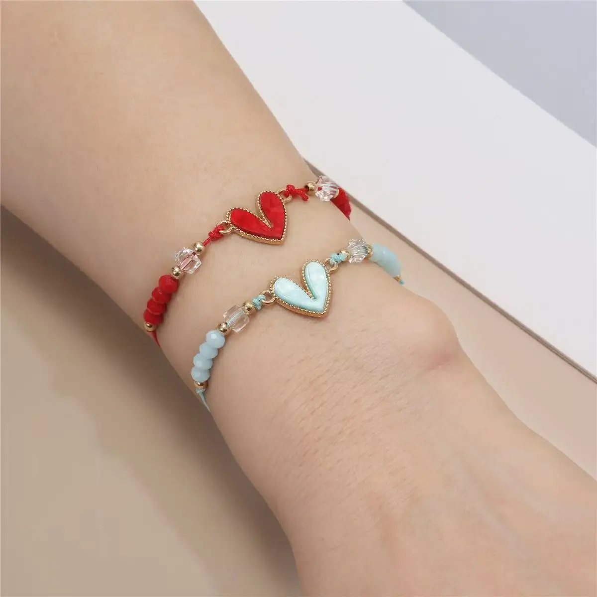 مجموعة مكونة من 12 قطعة من سوار قابل للتعديل منسوج يدويًا على شكل قلب ومطرز بالكريستال متعدد الألوان للنساء