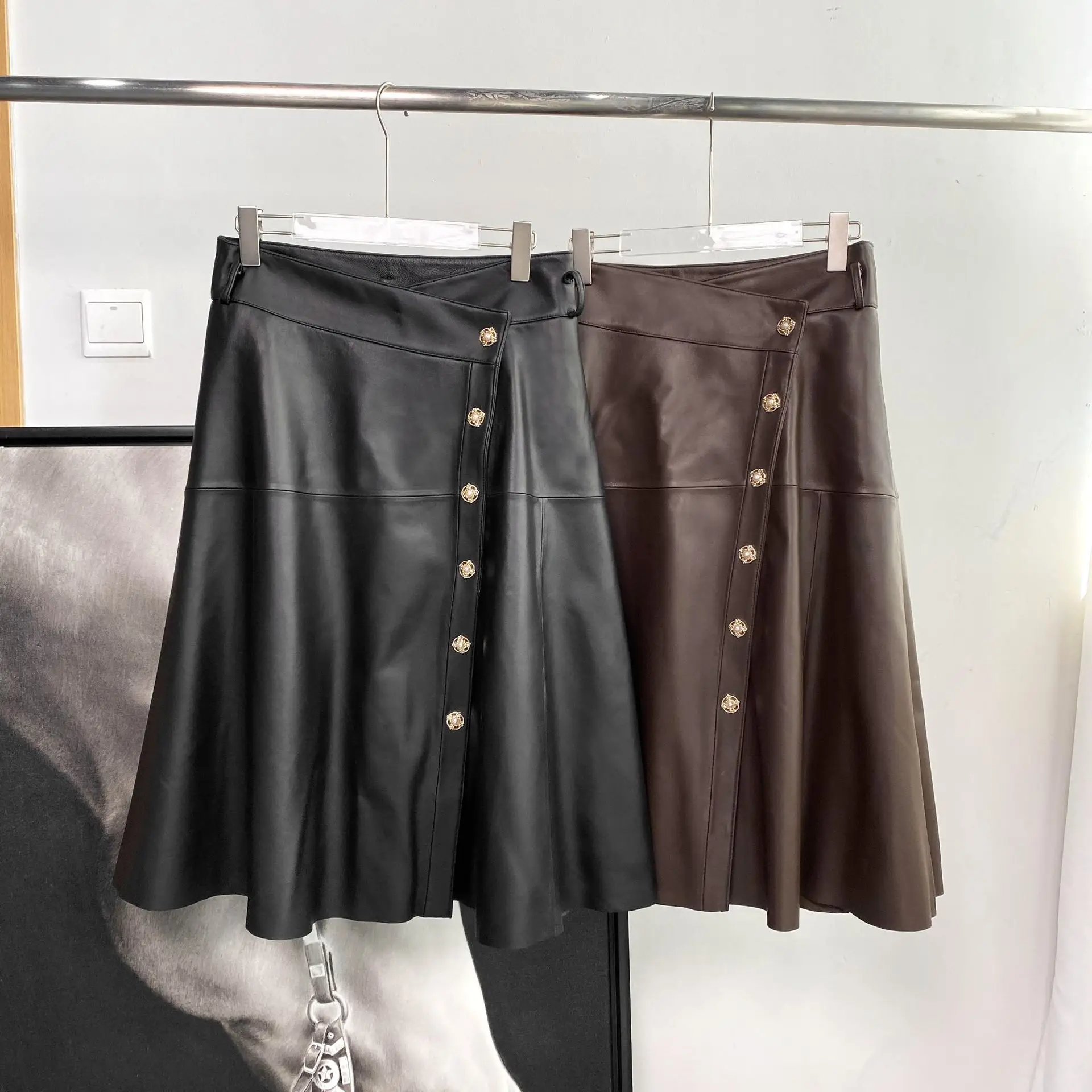 

2024 Autumn and Winter New Sheepskin Genuine Leather Skirt Button Asymmetric Waist Umbrella Skirt E3