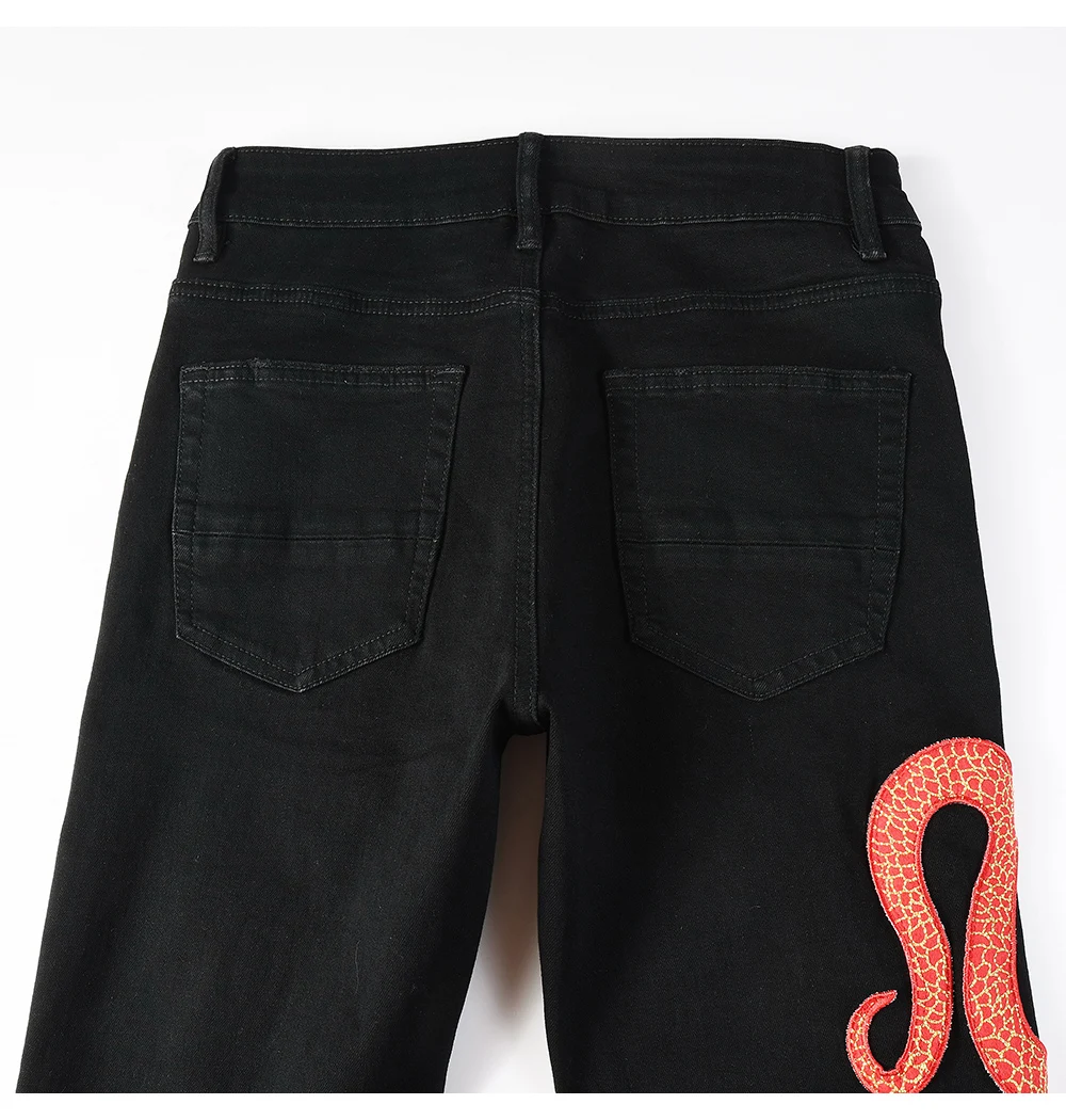 Herren Jeanshose aus Stretch-Denim mit schwarzer Schlangenstickerei, schmal geschnitten, konisch zulaufend, Bleistifthose mit Schlangenleder-Patch – Detail 13