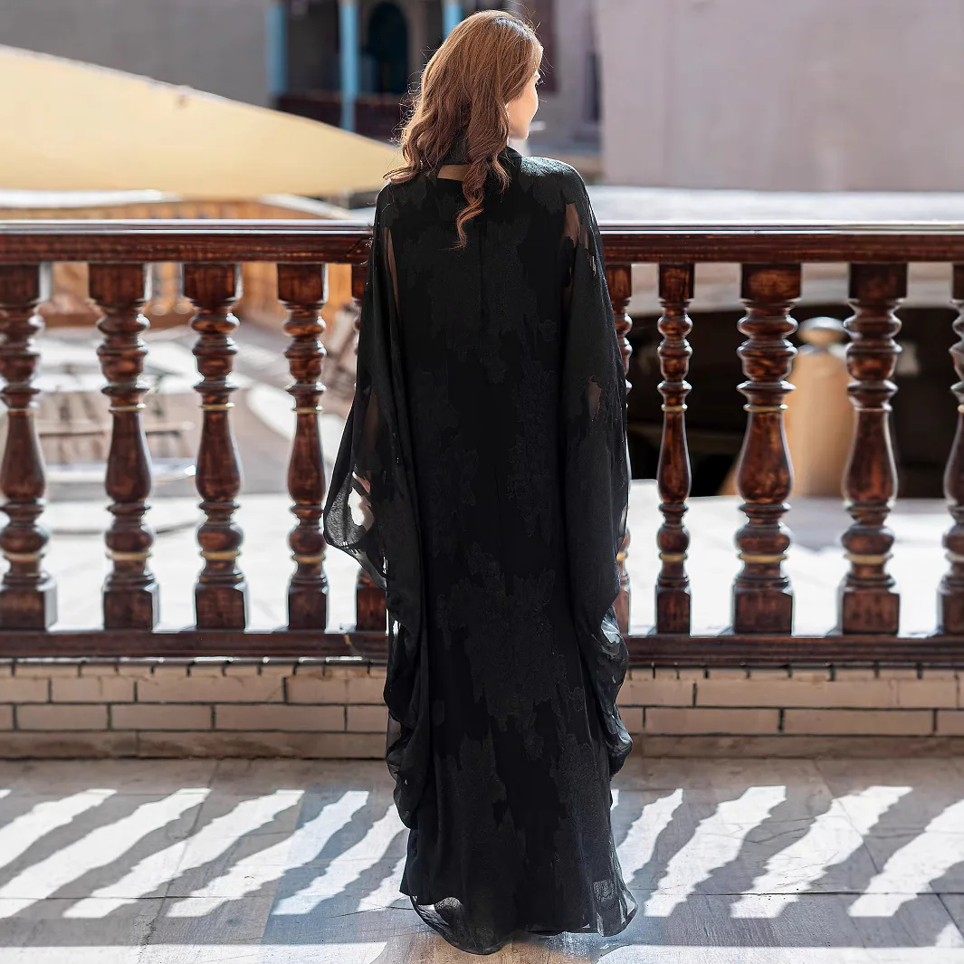 ชุดอาบายะห์ผู้หญิงหรูหราทันสมัยสีดำปักลายแขนทรงปีกค้างคาวหลวมๆ แต่งพู่ห้อย สไตล์ตะวันออกกลาง แฟชั่นใหม่