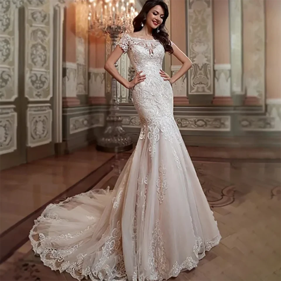 Abiti da sposa eleganti a sirena con scollo a barca e applicazioni in pizzo 2025 Bottoni Illusion Backless Sweep Train Abiti da sposa in tulle per le donne