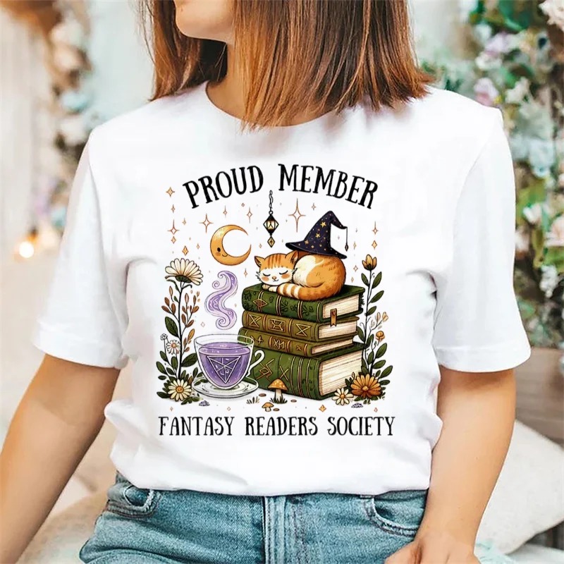 

Футболка с повседневным принтом «Фэнтези читатели общества» с рисунком кошки и волшебной книги, женский милый топ с круглым вырезом, одежда с героями мультфильмов, белая футболка