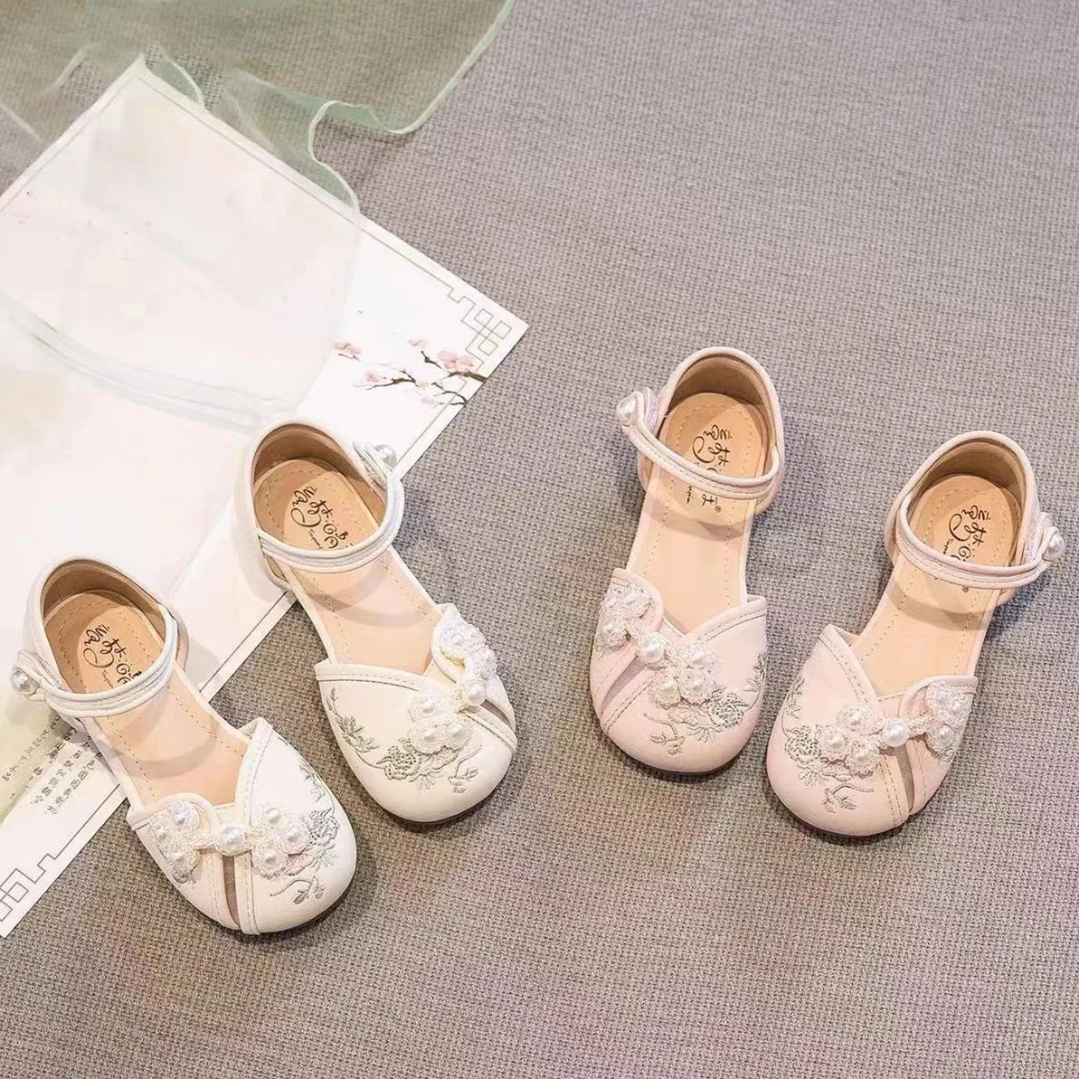 

Kids Floral Embroidered Sandals for Girls 2025 Summer Non-slip Sole Toddler Dance Performance Ballet Flats Princess Folk Shoes
