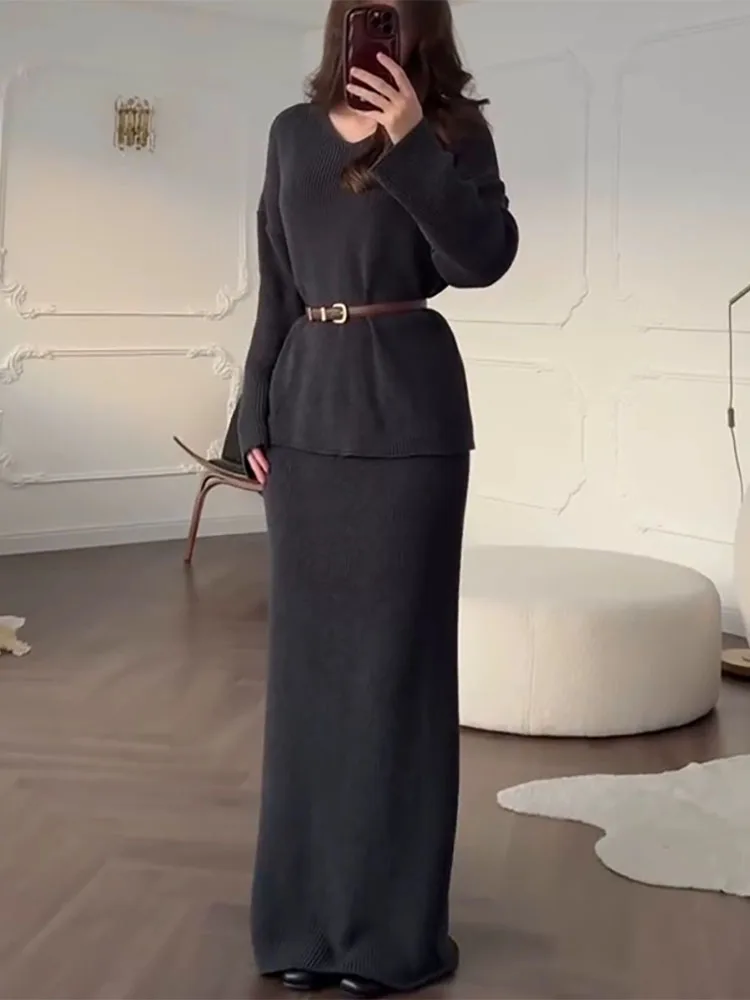 طقم كلاسيكي بلون سادة برقبة على شكل حرف V للسيدات بقصة ضيقة قريبة من الأرداف وتنورة طويلة + طقم سترة لطيفة