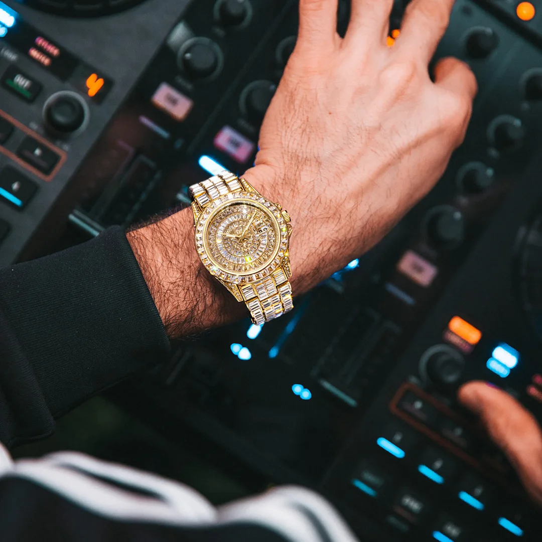 Relojes de cuarzo de lujo para hombres y mujeres, reloj de pulsera de Color dorado con piedras impresionantes de Hip Hop, reloj fino luminoso resistente al agua con fecha