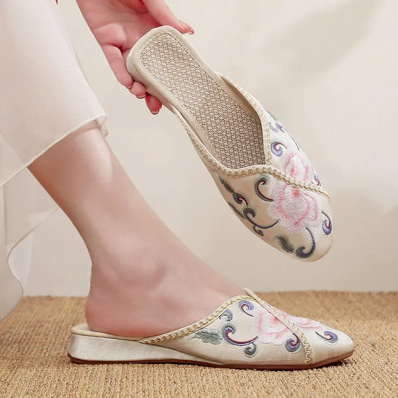 2023 Women\'s Slippers Wedge Heel Slides Women Design Flower Embroidery Upper Low Heeled Mules Chinese Style Embroidered Shoes