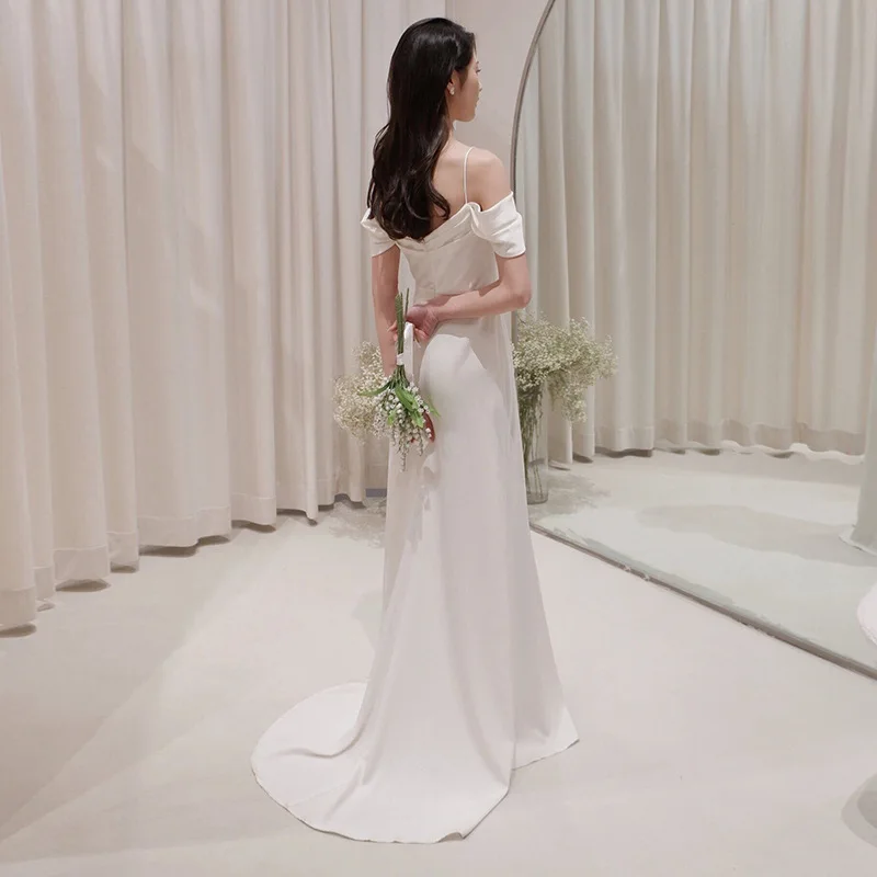 Leichtes Hochzeitskleid im französischen Stil für die Braut, schlichtes, elegantes, schulterfreies Satin-Outdoor-Kleid, Waldstil, weißes Träger-Meerjungfrauenkleid