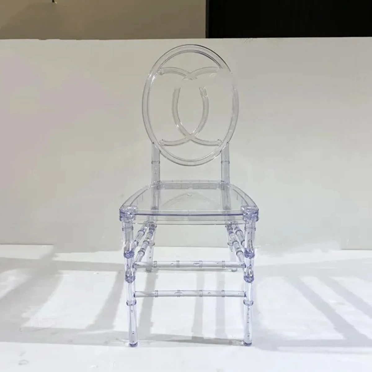 20pcs)Modern design crystal clear cross back plastic chair for hotel home party wedding halll church decoration.