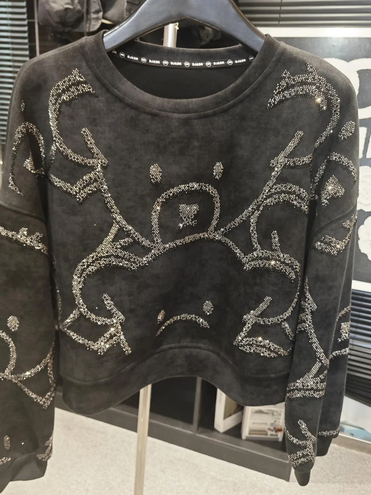 2024 outono nova moda sweatshirts tripulação pescoço manga longa quente diamante urso curto moletom feminino solto cheio de diamante chique topos