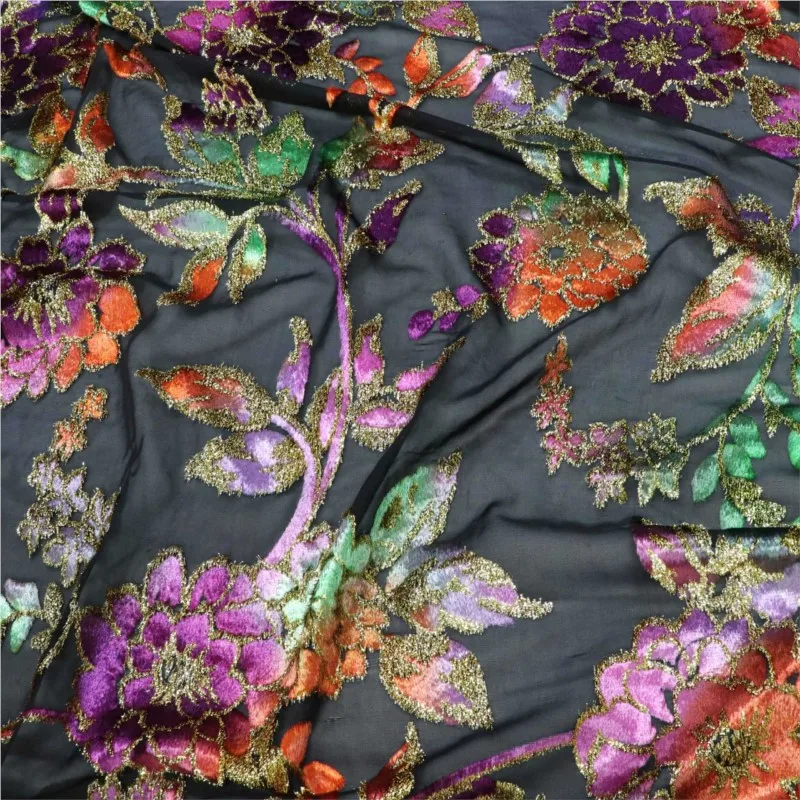 

The high-end custom-made dress and cheongsam made of hand-painted fabric with woven velvet jacquard positioning are elegant