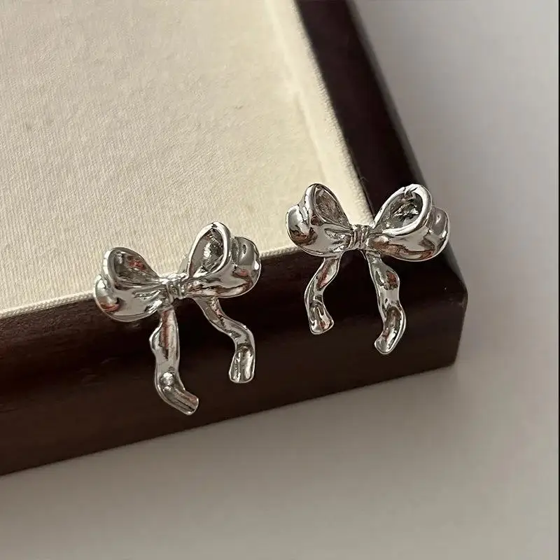 Vintage-Ohrringe mit Schleifenmuster aus Metall für Damen, süß und elegant, goldfarben, Damen-Ohrstecker, Schmuck für Weihnachtsfeiern. – Detail 4