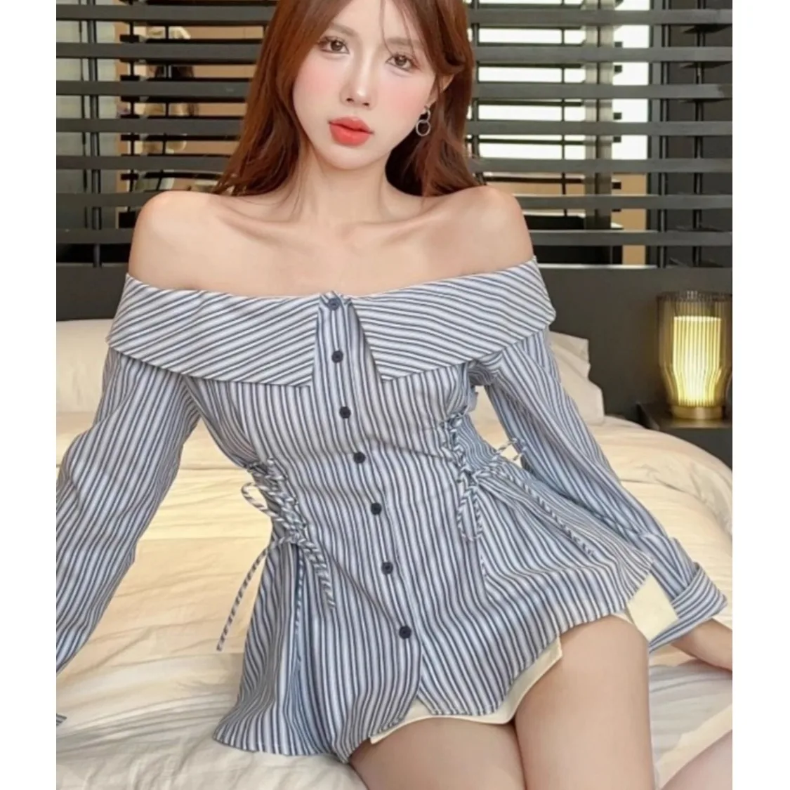 Damska niebieska koszula w paski, seksowna bluzka z odkrytymi ramionami, wiązana w talii, marszczona, z długim rękawem, w stylu Hotsweet Y2K, nowa bluzka na wiosnę i lato.