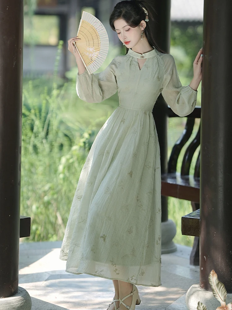 เดรสยาวคอตั้งลายปักสีเขียว ปี 2025 สำหรับผู้หญิง สไตล์หรูหราลำลอง แขนยาว ทรงเข้ารูป สไตล์เกาหลี เหมาะสำหรับงานพรอมช่วงฤดูใบไม้ร่วง