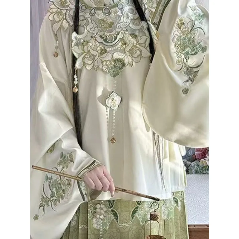 正統派明製の襟刺繍入りジャケットスカート、優しい雲模様の肩飾り、秋冬の雰囲気のあるアンティークセット