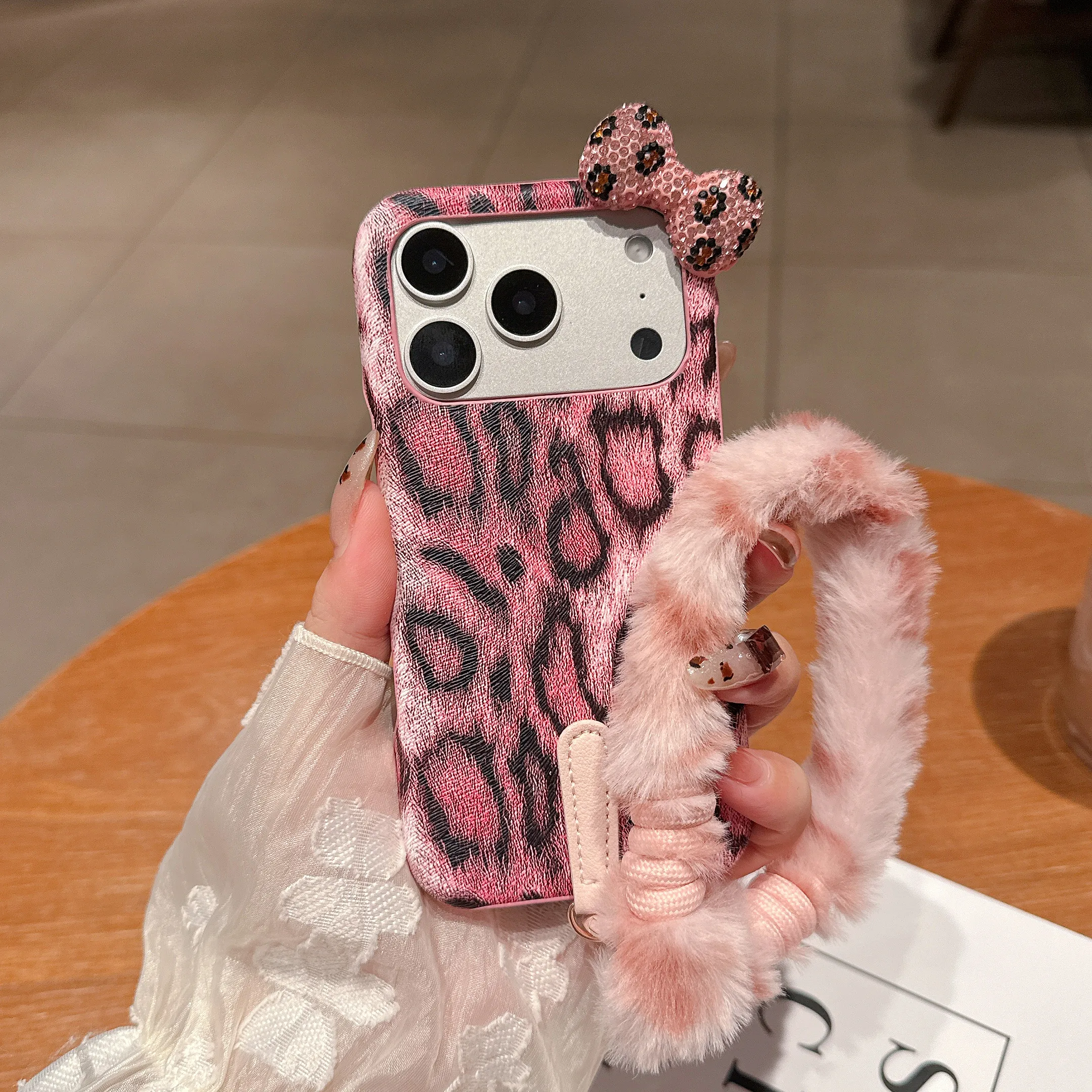 حافظة هاتف جديدة بفيونكة الفهد لعام 2025 مع حزام ليوبارد من القطيفة - غطاء من البولي يوريثان الناعم المقاوم للصدمات لهاتف iPhone 17 PRO/PROMAX #2