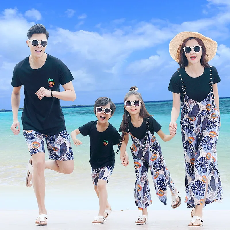 Holiday Look Family Matching Outfits Mom Daughter T Shirts and Jumpsuit Two Piece Sets Dad Son Tops and Shorts 2 Pieces Clothes