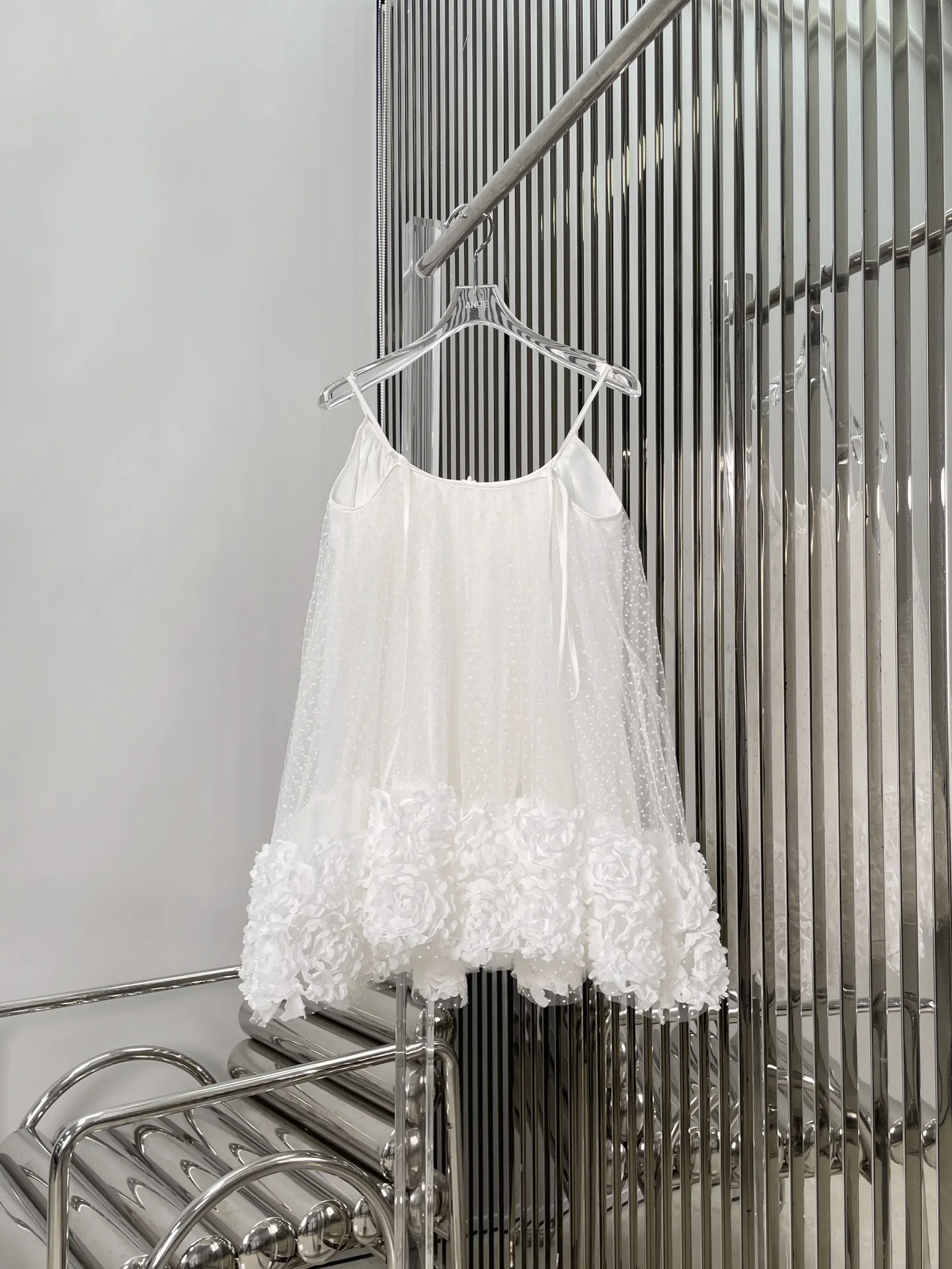 2025 verão novo vestido halter branco, mini saia inchada com flores tridimensionais, vestido de princesa doce para festa e jantar