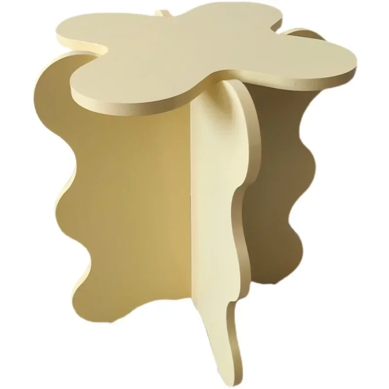 الحديثة الحد الأدنى الكرتون البتلة حافة Ins موجة طاولة القهوة اللون طاولة صغيرة صافي الأحمر الإقامة المنزلية التصوير الدعائم جديد