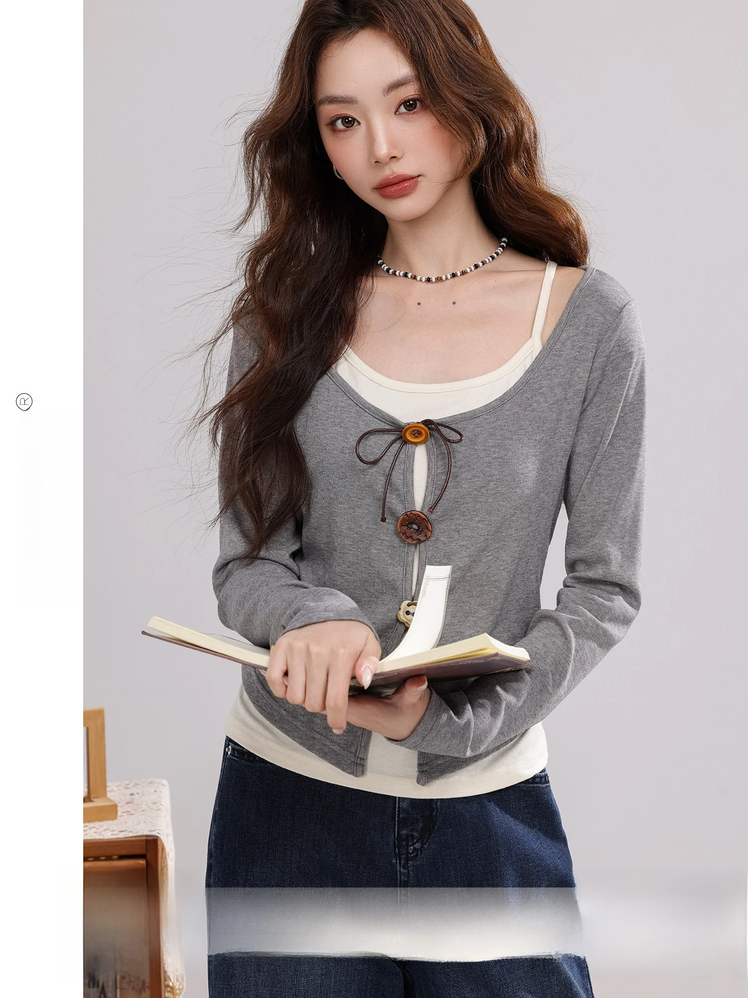 

Женская приталенная футболка с длинным рукавом, модная повседневная модель, осенняя новинка, с узором «сосновые шишки», имитация двухслойности, полиэстер...