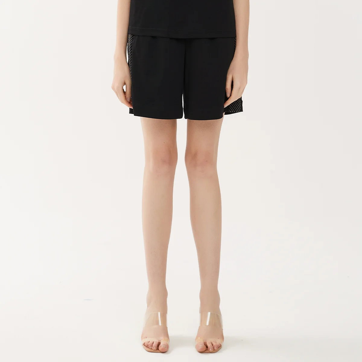 

Женские спортивные шорты K1231W с эластичным поясом, карманами и декоративными элементами, удобная посадка