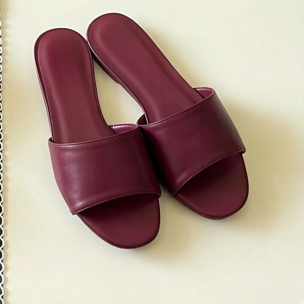

2026 Summer New Women's Genuine Leather Hollow Out Letter Flat Sandals Casual Outdoor Beach Shoes Fashion Trendy Daily Wear
