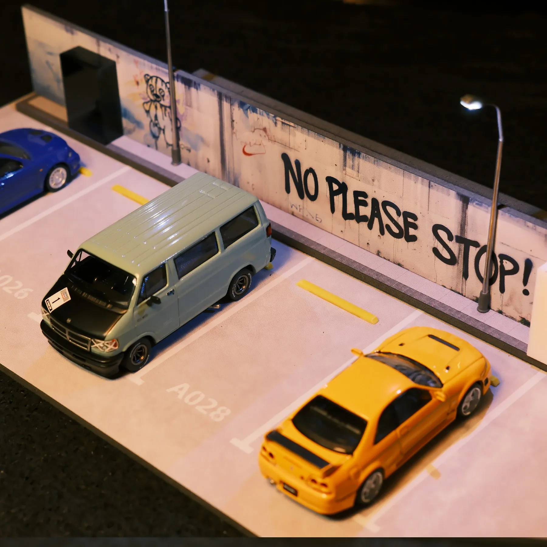 1/64 Graffiti Stop Parking Scene Assembled Simulation Car Model Garage with LED Lighting USB Plug-In