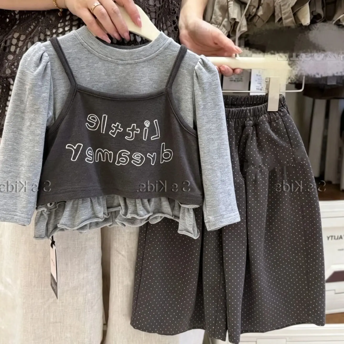 Mädchen-Set mit ärmellosem Oberteil mit Buchstabendruck und gepunkteter weiter Hose – 2-teiliges Freizeitoutfit, koreanischer Stil für den Herbst – Detail 1