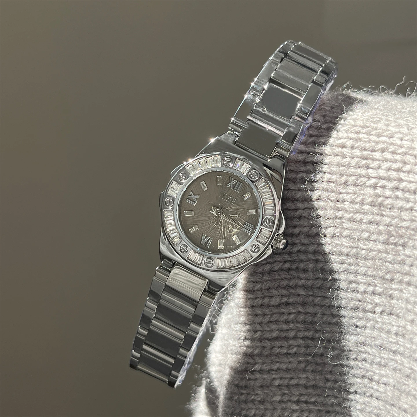 Elegant Gray Watch For Women, Featuring A Simple Round Dial And Colorful Face, A Quartz Wristwatch – A Perfect Gift For Ladies.