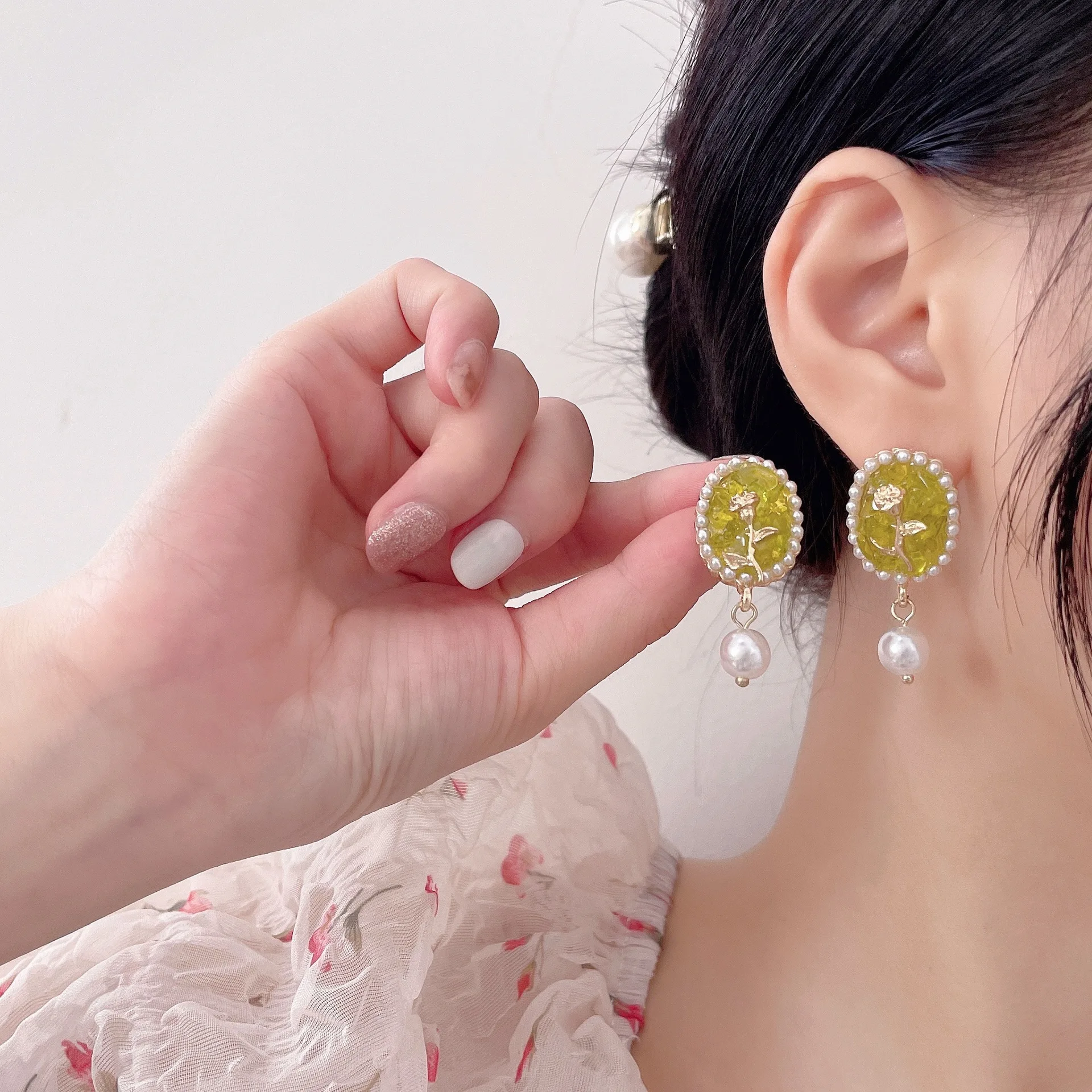 

[The Wizard of Oz] The same green crystal butterfly stud earrings.