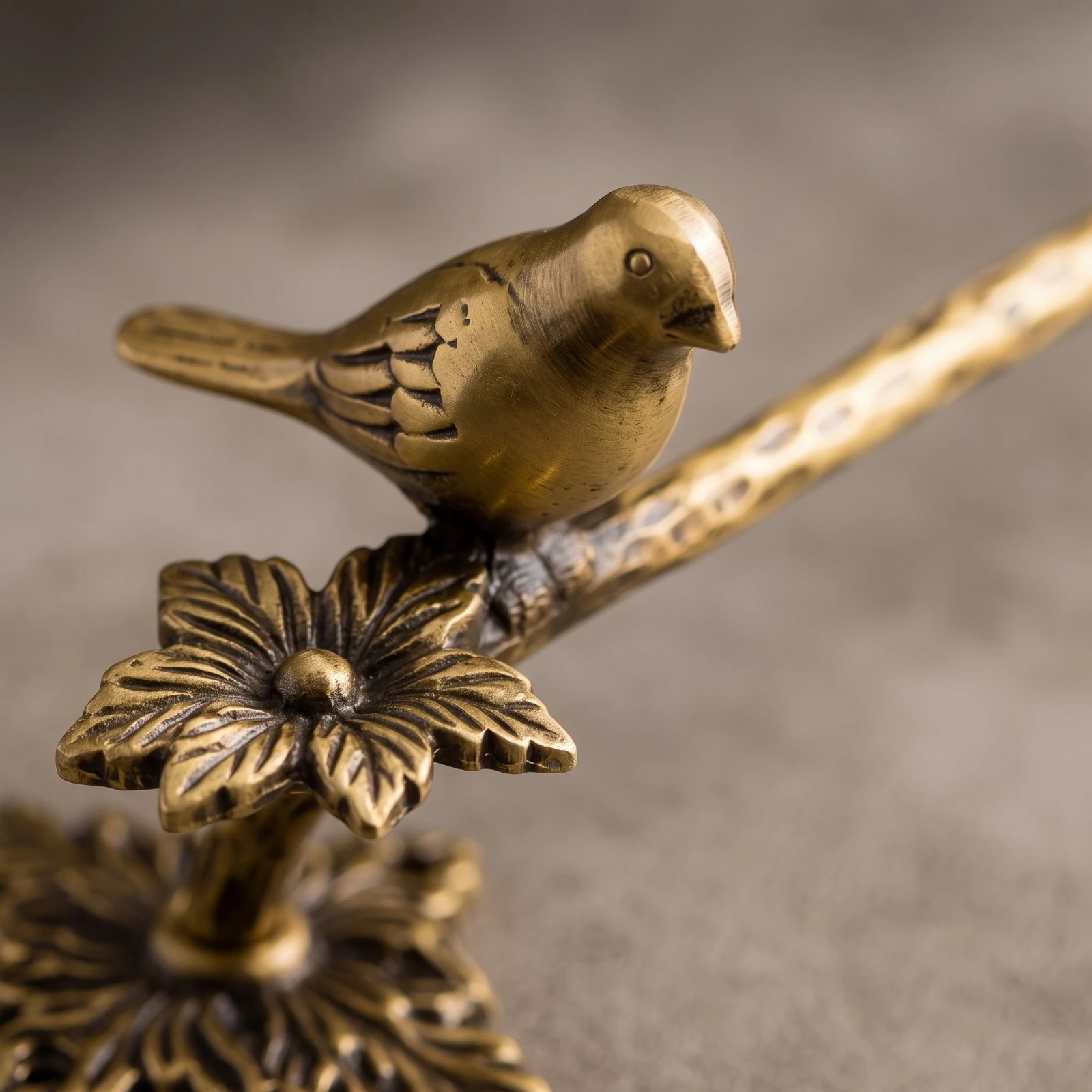 Towel Bar with Bird Motif Vintage-Style Towel Rod with Floral Motif Hardware Decorative Compact for Bathroom, Powder Room