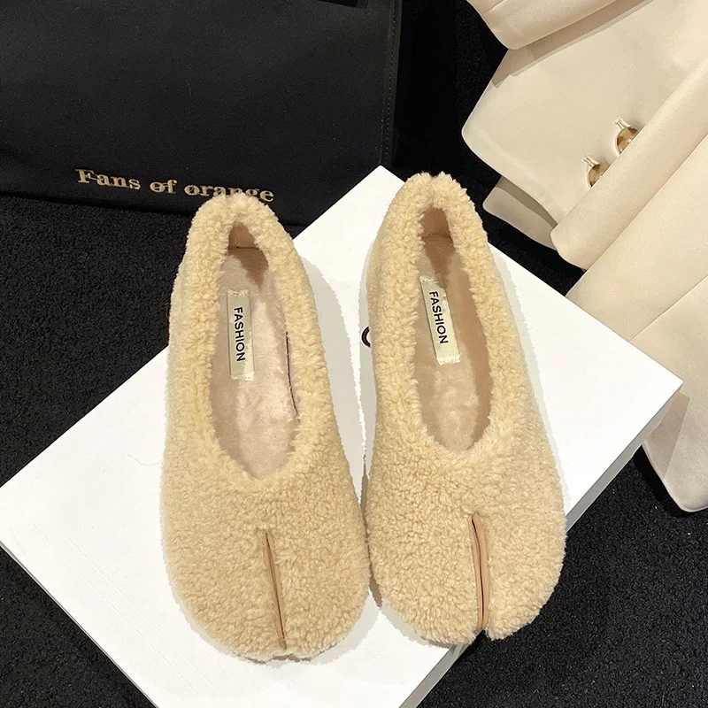 Koreanische Plüsch-Hufeisen-Split-Toe-Damen-Einzelschuhe mit flachem Mund, neue Slip-On-Schwein-Troter, vielseitige flache Oma-Slipper