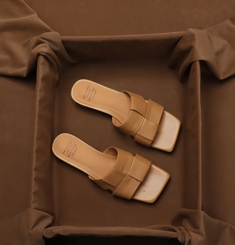 SHOEBOX Leather low heel open toed slippers for women wearing outdoors in 2026 summer, paired with a skirt, fashionable