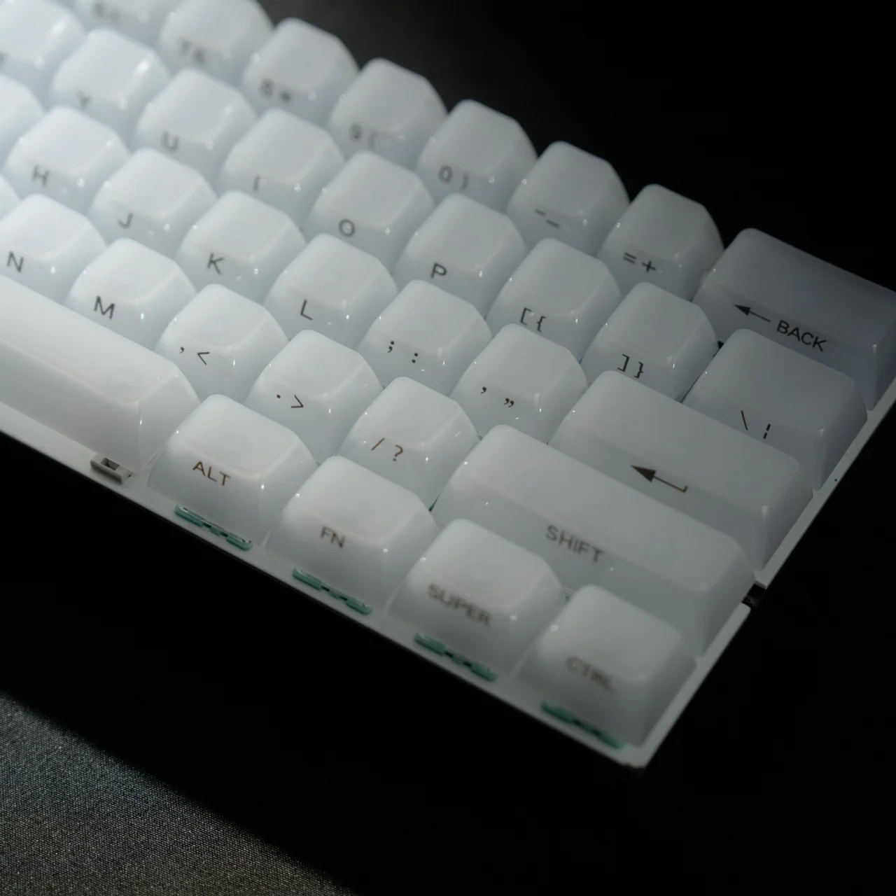 مجموعة أغطية مفاتيح مطبوعة جانبية من اليشم الأبيض الحليبي من Womier مكونة من 115 مفتاحًا MDA للوحة المفاتيح الميكانيكية Cherry Gateron MX #3